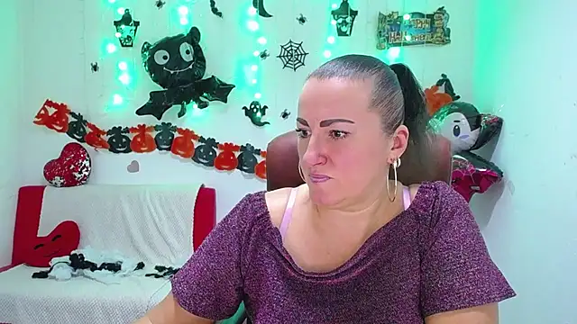 Snapshot of DianaMGG chatting on November 2025 06:21:01 PM DianaMGG online show from November 2025 06:21:01 PM