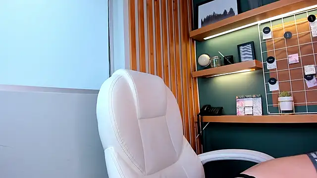 Bella walker  online show from October 2025 10:11:01 PM