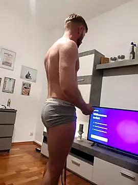 xXCR07xX online show from November 2025 04:11:02 PM