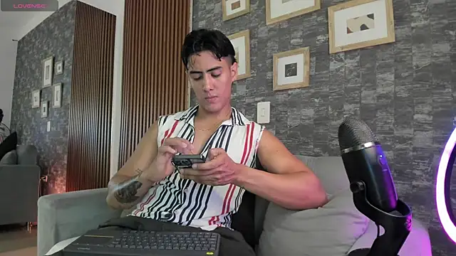 Taylercross online show from November 2025 06:52:02 PM