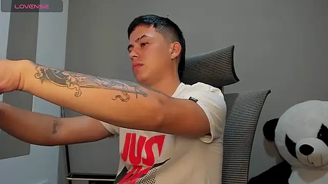 Snapshot of mattiwsmorris_ chatting on November 2025 01:44:01 PM mattiwsmorris online show from November 2025 01:44:01 PM