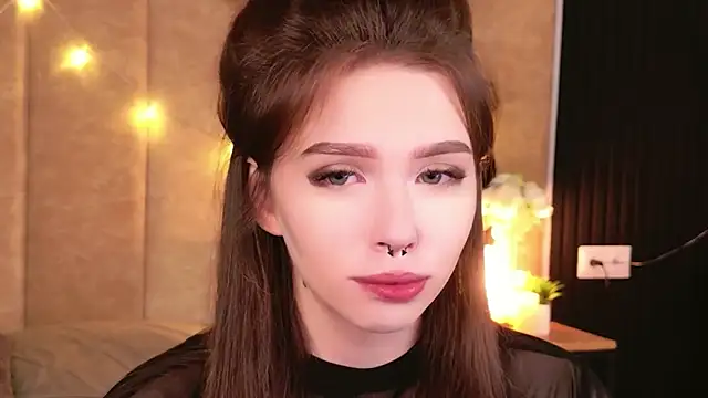 Snapshot of Sierra_Fane chatting on November 2025 06:01:01 AM Sierra Fane online show from November 2025 06:01:01 AM