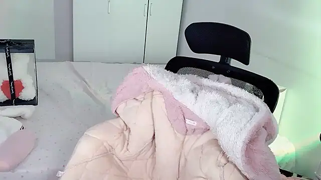 Snapshot of Annnnqi-77 chatting on October 2025 07:27:02 AM Annnnqi-77 online show from October 2025 07:27:02 AM