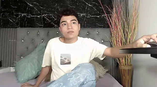 CamilowhiteS online show from February 2025 07:36:01 PM