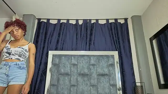 Snapshot of Effie_cooper chatting on November 2025 06:52:02 PM Effie cooper online show from November 2025 06:52:02 PM