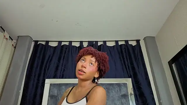 Snapshot of Effie_cooper chatting on November 2025 08:30:01 PM Effie cooper online show from November 2025 08:30:01 PM