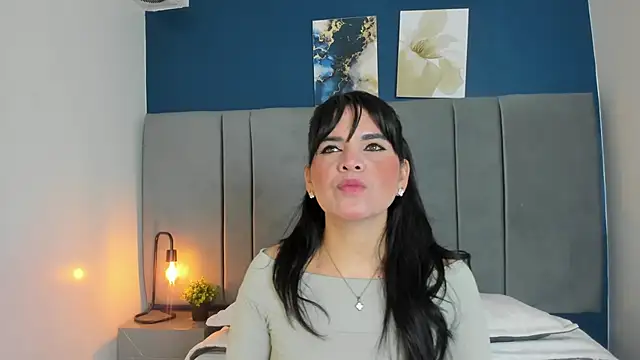 laura hotties online show from October 2025 01:07:01 PM