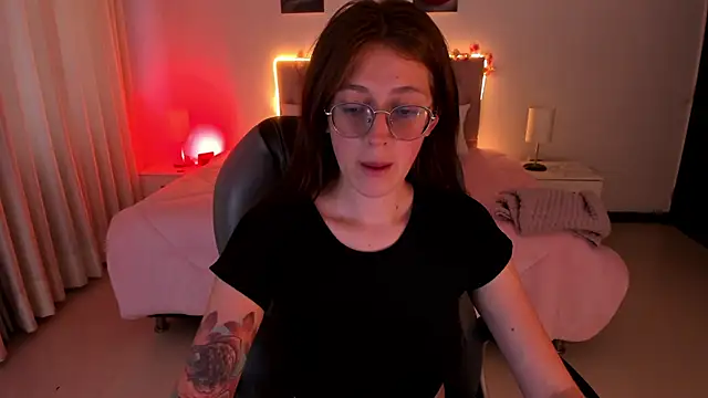 Emily Warren  online show from November 2025 07:46:02 PM