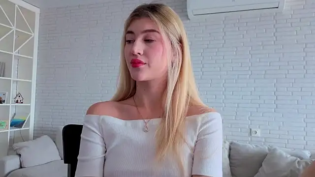 Snapshot of Tessalune_ chatting on October 2025 06:34:01 AM Tessalune online show from October 2025 06:34:01 AM