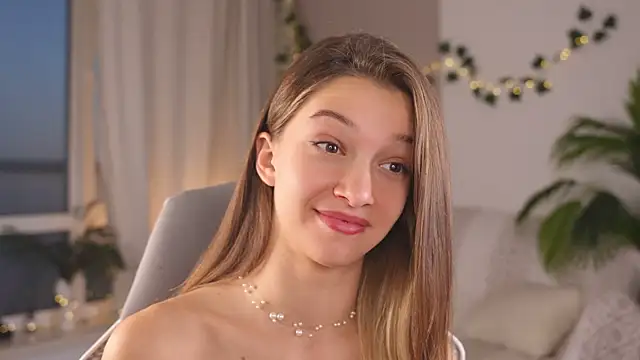 UdelaHathorne online show from September 2025 04:18:01 PM