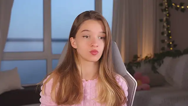 UdelaHathorne online show from September 2025 03:46:02 PM