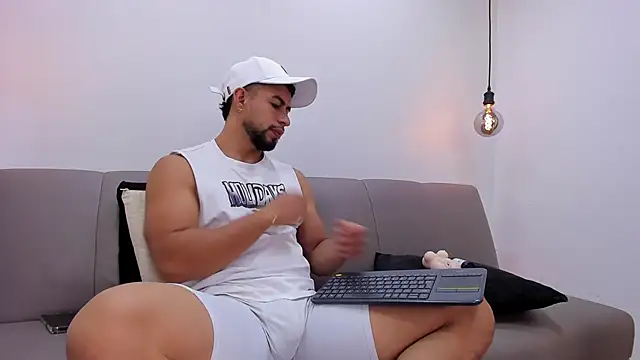 Eithan Connorr online show from October 2025 04:04:02 PM