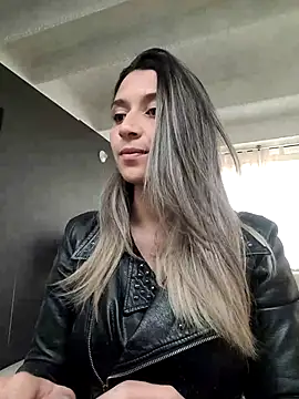Isabella Varella online show from March 2025 01:39:02 PM