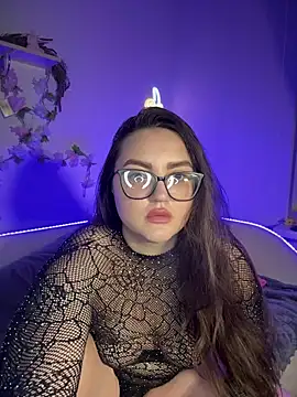 MiraLuccian online show from October 2025 08:40:01 PM