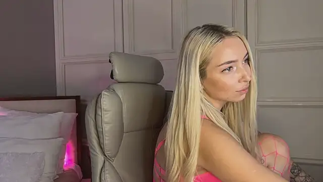 Snapshot of OhMyEmma chatting on March 2025 04:08:02 AM OhMyEmma online show from March 2025 04:08:02 AM