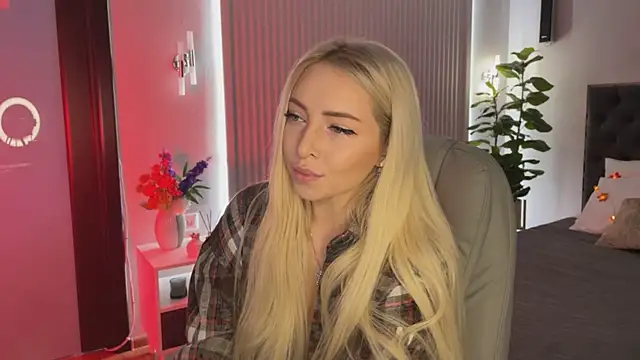 Snapshot of OhMyEmma chatting on October 2025 01:16:02 AM OhMyEmma online show from October 2025 01:16:02 AM