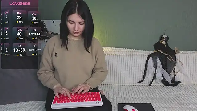 Charlotte Woods online show from October 2025 04:24:01 AM