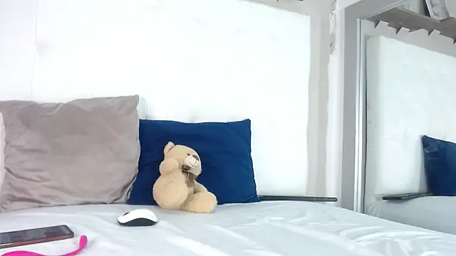 willow smitt online show from October 2025 01:47:02 PM