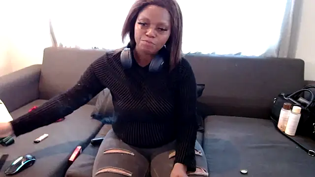 Snapshot of LustyDeziree1 chatting on October 2025 12:05:01 PM LustyDeziree1 online show from October 2025 12:05:01 PM