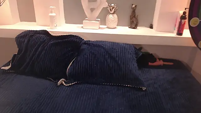 milu w4llace online show from October 2025 04:36:01 AM