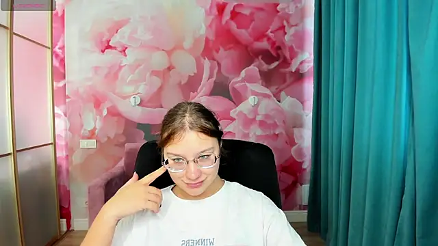 Snapshot of AngelinaLow chatting on September 2025 11:26:01 AM AngelinaLow online show from September 2025 11:26:01 AM