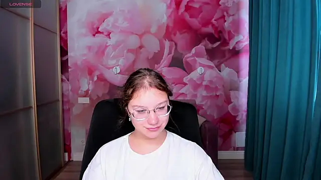 Snapshot of AngelinaLow chatting on October 2025 11:27:02 AM AngelinaLow online show from October 2025 11:27:02 AM