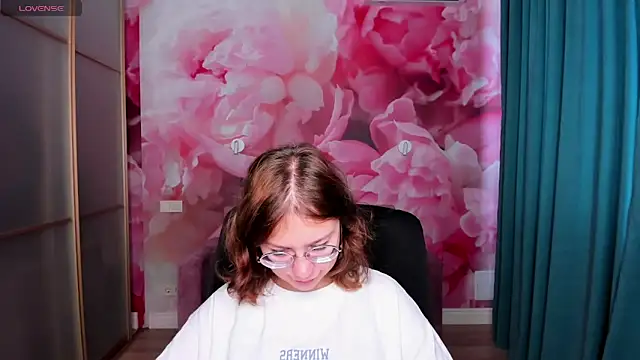 Snapshot of AngelinaLow chatting on October 2025 11:28:02 AM AngelinaLow online show from October 2025 11:28:02 AM