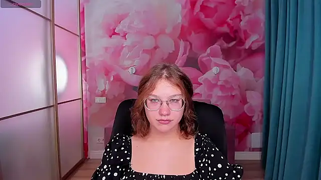 Snapshot of AngelinaLow chatting on October 2025 11:30:02 AM AngelinaLow online show from October 2025 11:30:02 AM