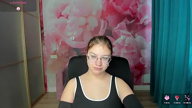 Snapshot of AngelinaLow chatting on October 2025 11:32:02 AM AngelinaLow online show from October 2025 11:32:02 AM