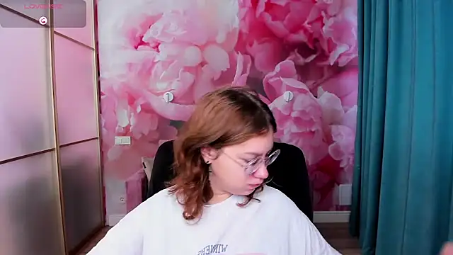 Snapshot of AngelinaLow chatting on October 2025 05:21:02 AM AngelinaLow online show from October 2025 05:21:02 AM