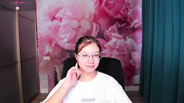 Snapshot of AngelinaLow chatting on October 2025 05:30:01 AM AngelinaLow online show from October 2025 05:30:01 AM