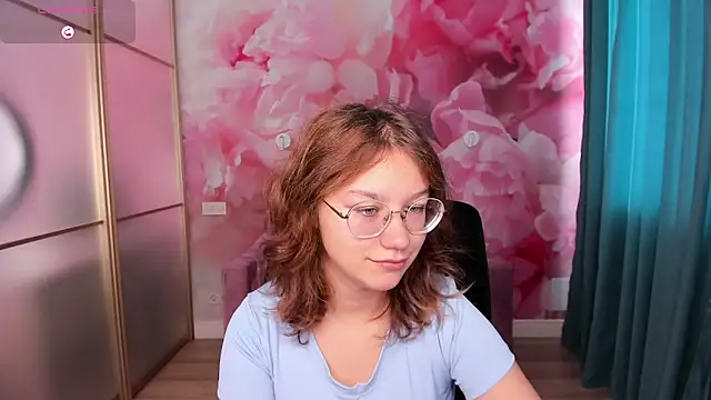 Snapshot of AngelinaLow chatting on October 2025 06:30:01 AM AngelinaLow online show from October 2025 06:30:01 AM