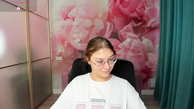 Snapshot of AngelinaLow chatting on October 2025 12:31:01 PM AngelinaLow online show from October 2025 12:31:01 PM