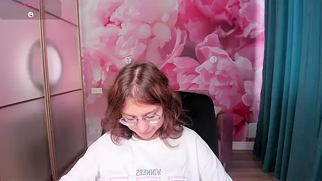 Snapshot of AngelinaLow chatting on October 2025 12:30:01 PM AngelinaLow online show from October 2025 12:30:01 PM