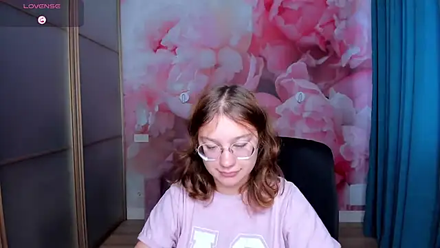 Snapshot of AngelinaLow chatting on November 2025 12:28:02 PM AngelinaLow online show from November 2025 12:28:02 PM