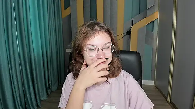 Snapshot of AngelinaLow chatting on November 2025 06:24:01 AM AngelinaLow online show from November 2025 06:24:01 AM