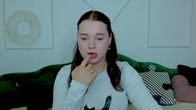 Snapshot of Cute_kitty- chatting on October 2025 08:10:01 PM Cute kitty- online show from October 2025 08:10:01 PM