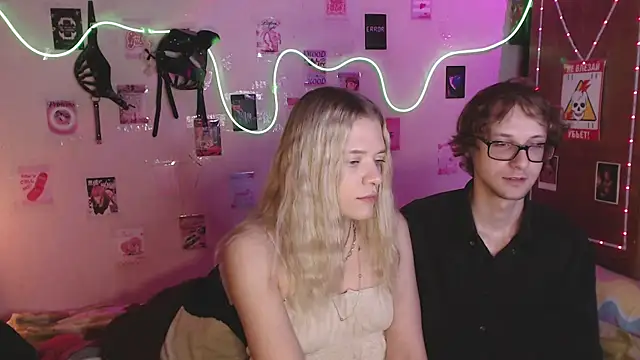 Snapshot of Your_Horny_Friends chatting on October 2025 04:39:01 PM Your Horny Friends online show from October 2025 04:39:01 PM