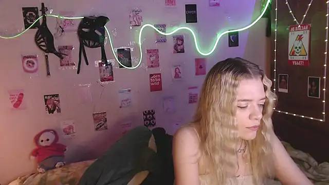 Snapshot of Your_Horny_Friends chatting on November 2025 02:19:02 PM Your Horny Friends online show from November 2025 02:19:02 PM