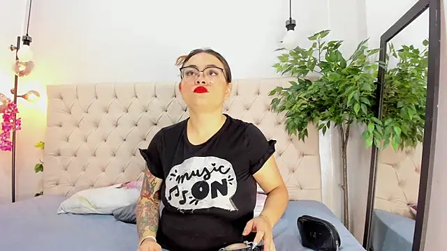 Mia Collivens online show from September 2025 10:41:01 AM