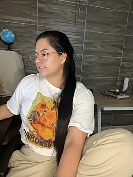 Saanvi21 online show from September 2025 11:43:01 PM