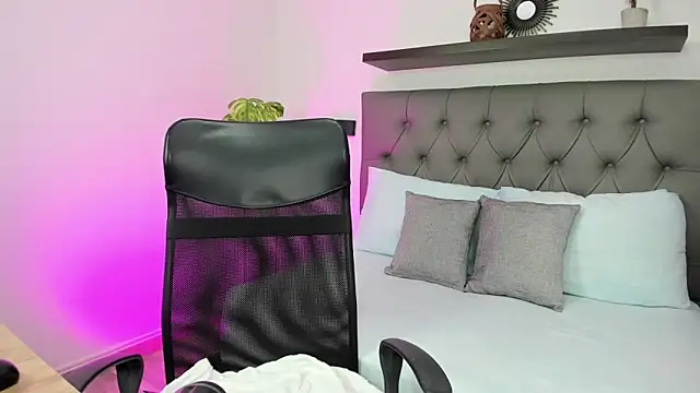 nina blake online show from October 2025 12:38:02 PM