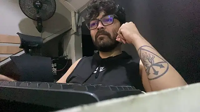 Snapshot of Freakydrag chatting on November 2025 04:00:01 AM Freakydrag online show from November 2025 04:00:01 AM