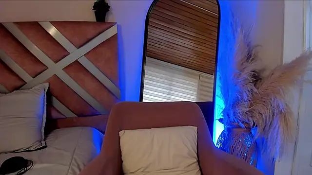 Snapshot of viol_collins__ chatting on November 2025 08:00:01 PM viol collins online show from November 2025 08:00:01 PM