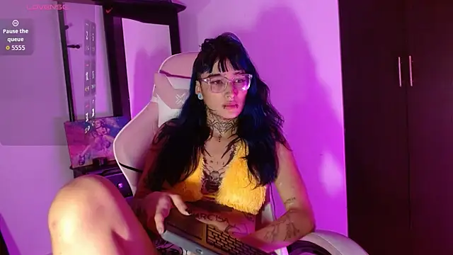 Snapshot of SharaRoss1 chatting on November 2025 08:13:02 AM SharaRoss1 online show from November 2025 08:13:02 AM