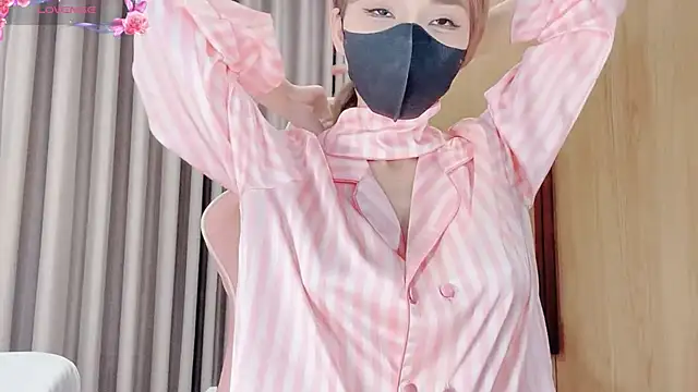 yiyi-chin online show from October 2025 03:52:01 PM