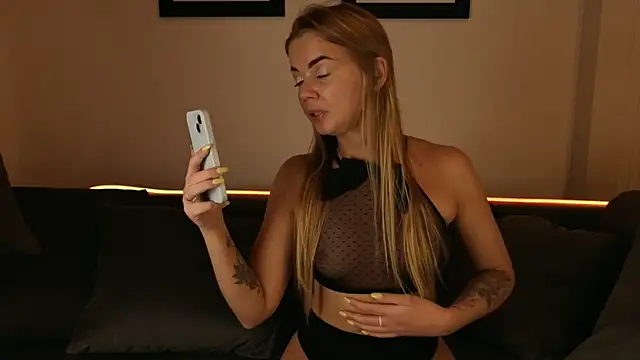 CarrieBradshaww online show from October 2025 04:00:01 PM