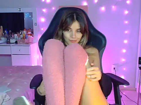 Snapshot of Isis-lavier chatting on October 2025 04:57:01 AM Isis-lavier online show from October 2025 04:57:01 AM