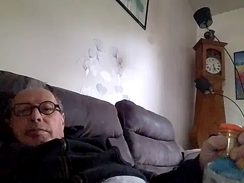 Snapshot of Vince072 chatting on October 2025 06:34:02 AM Vince072 online show from October 2025 06:34:02 AM