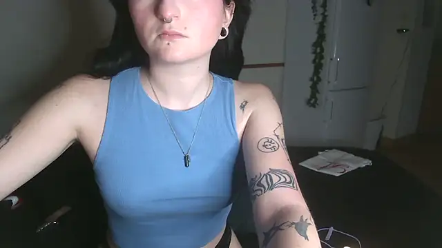 Snapshot of Violett3333 chatting on December 2025 04:35:01 PM Violett3333 online show from December 2025 04:35:01 PM